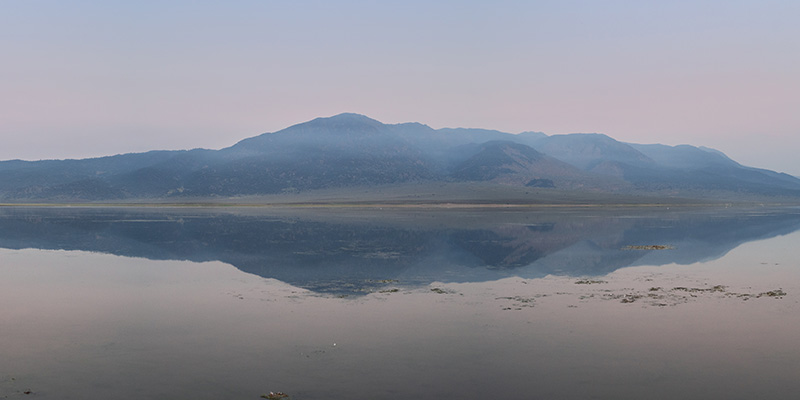 Berg spiegelt in meer